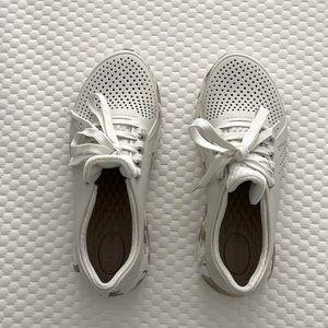 Womens Crocs Literide Pacer Sneaker - Size 7